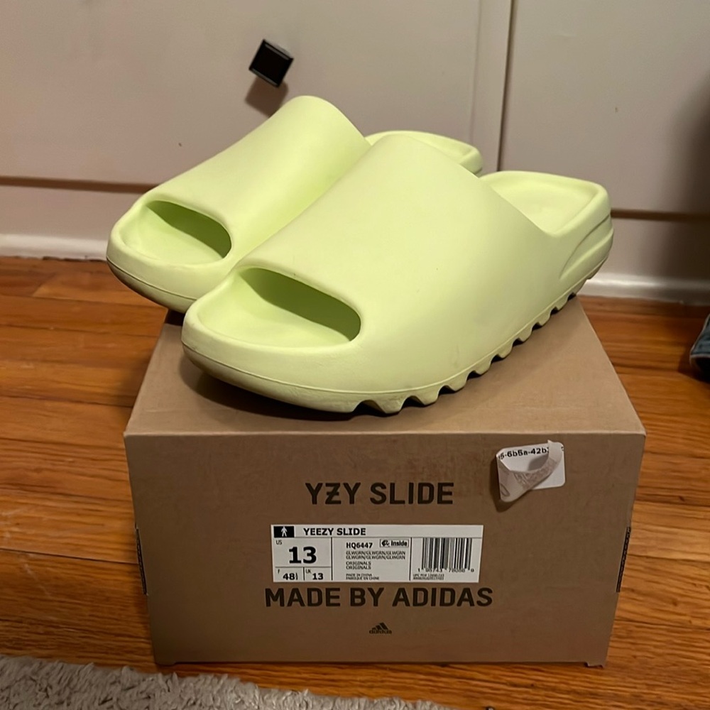 Used Yeezy Slide “Glow Green”